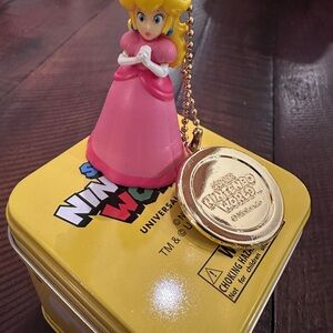 Super Mario World Coin + Character keychain - Princess Peach NEW